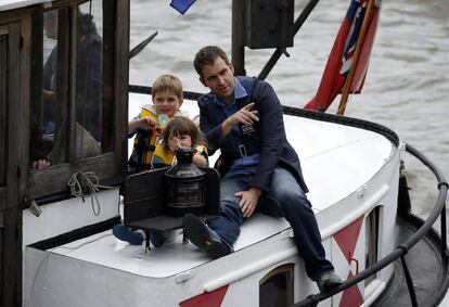 El viudo y los hijos de la diputada Cox se dirigen a un homenaje en Londres.