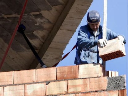 Un obrero trabaja en la construcci&oacute;n de una vivienda. EFE/Archivo