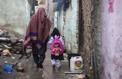 Una madre lleva a su hija a la escuela en Islamabad (Pakistán), 4 de febrero de 2014.