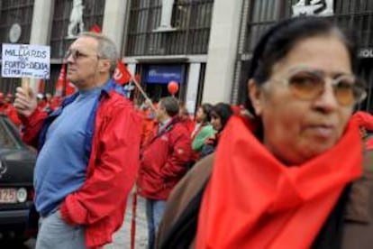 Un grupo de personas se manifiesta frente a la sede del Banco Nacional Belga (BNB) en Bruselas, Bélgica. EFE/Archivo