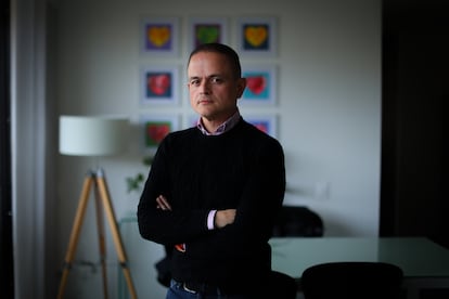 Fidel Mauricio Ramírez, profesor y director de posgrados de Educación en la Universidad del Bosque, posa en su casa en Bogotá.
