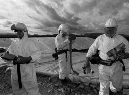 Operarios con trajes de protección trabajan en la celda de lindane de Loiu a finales de los noventa.