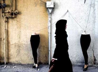 Una mujer iraní pasa ante unos maniquíes en una calle de Teherán, Irán.