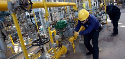 Trabajadores de una refinería.