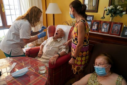 María Bermúdez hace el test a Luis, de 88 años, en su domicilio en presencia de su esposa y su hija.