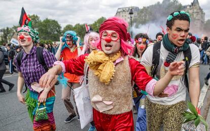 Manifestantes se enfrentan a la policía durante una marcha por el Día Internacional de los Trabajadores, en París (Francia).