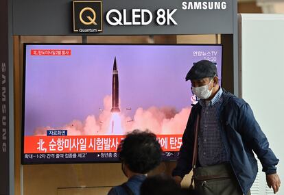 Un grupo de gente mira una emisión de noticias en una estación de tren en Seúl, después de que Corea disparara dos misiles balísticos al mar este miércoles