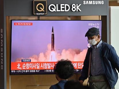 Un grupo de gente mira una emisión de noticias en una estación de tren en Seúl, después de que Corea disparara dos misiles balísticos al mar este miércoles