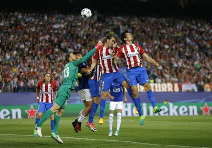 El portero del Atlético Jan Oblak aleja el balón de la portería.  