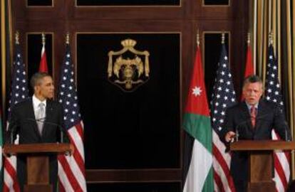 El rey Abdalá II de Jordania (d) y el presidente estadounidense, Barack Obama (i), dan una rueda de prensa conjunta aye en el Palacio Real de Hommar en Amán, Jordania. EFE/Archivo