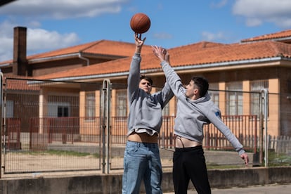 Un alumno lituano y uno alistano juegan al baloncesto en el IES Aliste de Alcañices.