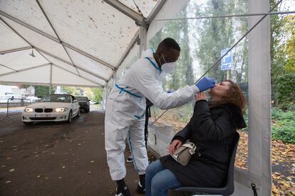 Una mujer se realiza una prueba PCR en una carpa en Verviers (Bélgica).