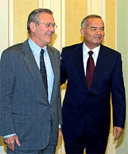 Donald Rumsfeld, junto al presidente uzbeko, Islam Karímov.