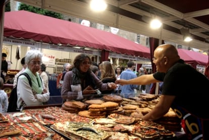 Puesto de venta de productos catalanes en la feria Mercat de Mercats de Barcelona.