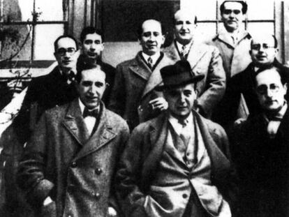 Desde la izquierda, primera fila: Pedro Salinas, Ignacio Sánchez Mejías y Jorge Guillén. Detrás, Antonio Marichalar, José Bergamín, Corpus Barga, Vicente Aleixandre, Lorca y Dámaso Alonso.