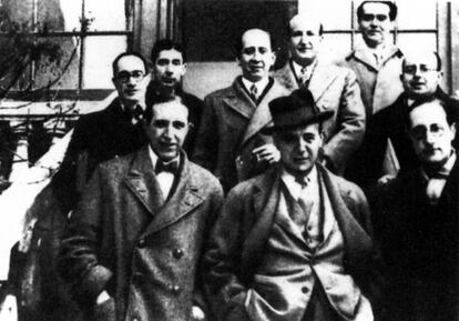 Desde la izquierda, primera fila: Pedro Salinas, Ignacio Sánchez Mejías y Jorge Guillén. Detrás, Antonio Marichalar, José Bergamín, Corpus Barga, Vicente Aleixandre, Lorca y Dámaso Alonso.