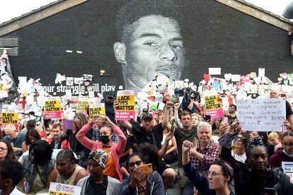 Decenas de personas se agrupan el pasado martes en una manifestación contra el racismo frente al mural del jugador inglés Marcus Rashford en Manchester que fue vandalizado tras fallar este uno de los penaltis en la final de la Eurocopa ante Italia en Wembley (Londres).