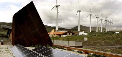 Planta fotovoltaica y eólica.