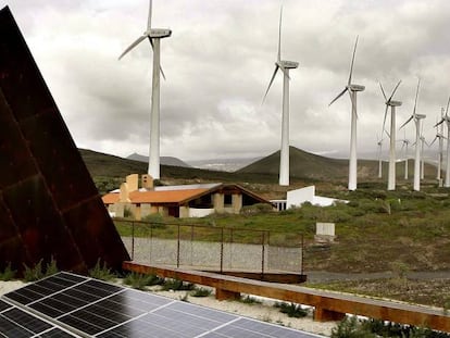 Planta fotovoltaica y eólica.