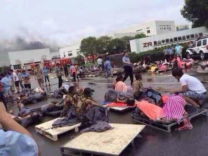 Alguns dos feridos recebem atendimento na rua.