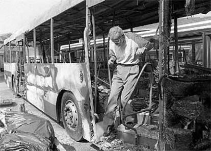 Estado en que quedó un autobús tras ser atacado en las fiestas de San Sebastián del año 2000.