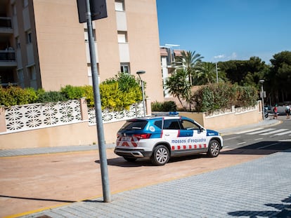 Un coche de agentes de policía en la zona del tiroteo, en la plaza de les Palmeres, en Salou (Tarragona), este jueves.