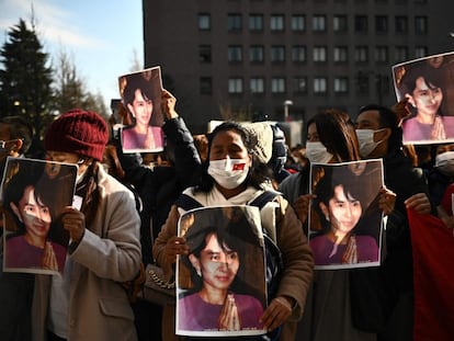 Un grupo de activistas de Myanmar sostiene el retrato de Aung San Suu Kyi, durante una protesta frente a la Universidad de las Naciones Unidas en Tokio (Japón). Las detenciones de los líderes en sus residencias de Naypidaw durante la madrugada ocurrieron solo horas antes de que el Parlamento tuviera prevista su sesión inaugural.