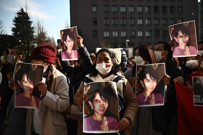 Um grupo de ativistas de Mianmar segura o retrato de Aung San Suu Kyi, durante um protesto em frente à Universidade das Nações Unidas, em Tóquio, Japão. As prisões dos líderes de madrugada em suas residências em Naypidaw ocorreram poucas horas antes de o Parlamento realizar sua sessão inaugural.