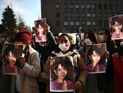 Um grupo de ativistas de Mianmar segura o retrato de Aung San Suu Kyi, durante um protesto em frente à Universidade das Nações Unidas, em Tóquio, Japão. As prisões dos líderes de madrugada em suas residências em Naypidaw ocorreram poucas horas antes de o Parlamento realizar sua sessão inaugural.