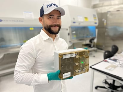 El investigador Luis Zea posa en el laboratorio de la NASA con su experimento lunar.