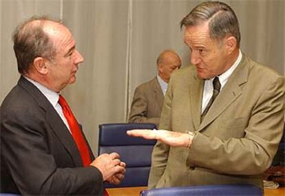 Rodrigo Rato conversa con su colega francés, Francis Mer, durante el Ecofin de ayer.