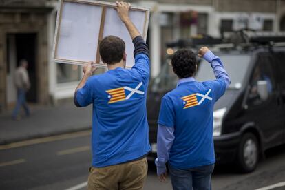 Dos jóvenes catalanes apoyan el sí a la independencia de Escocia en Edimburgo.