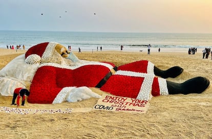 Vista general de una figura de arena de Papá Noel en una playa de Puri, India, el 24 de diciembre.