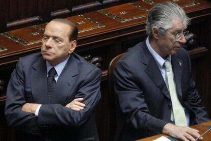 Berlusconi, a la izquierda, y Bossi en el Parlamento italiano el pasado septiembre.