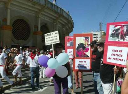 Miembros de asociaciones antitaurinas, durante una reciente protesta en las fiestas de Bayona.