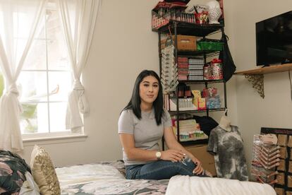 Alexandra Orozco en su habitación, donde dirige su empresa de belleza Glossy Baby Cosmetics, en Delano, California.