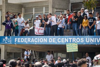 Cientos de personas escuchan al presidente del Parlamento venezolano, Juan Guaidó, durante un acto en la Universidad Central de Venezuela (UCV), en Caracas (Venezuela). Guaidó ha declarado este lunes que "se compromete a brindar todas las garantías necesarias a los miembros de la Fuerza Armada que contribuyan activamente con la restitución de la Constitución".