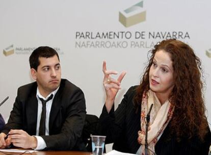 El parlamentario de Nafarroa Bai Ioseba Eceolaza y la actriz Carla Antonelli, durante su rueda de prensa de hoy en Pamplona.
