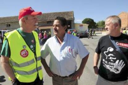 Los secretarios regionales asturinaos de UGT, Justo Rodríguez (i), y de CCOO, Antonio Pino (d), son recibidos por el alcalde de Villacastin, Jesús Grande (c).