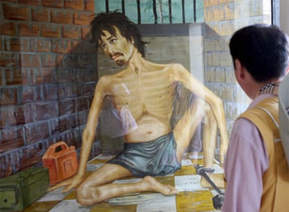 Un turista contempla un cuadro pintado por el artista Vann Nath, en el museo Tuol Sleng, en Phnom Penh, en Camboya.