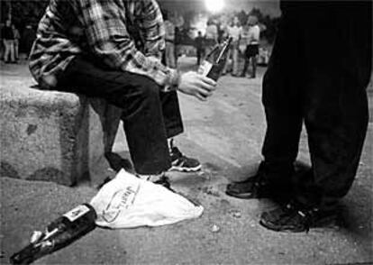 Jóvenes consumiendo alcohol en una plaza de Madrid, durante un fin de semana.