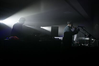 Un momento de la actuación de King Midas Sound con Fennesz en CaixaForum.