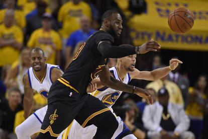 Curry (d) y Lebron pelean por el balón en el último partido del 'playoff' de 2016.