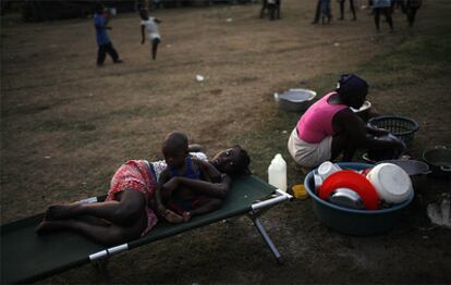 Dos niños intentan descansar en Haití.