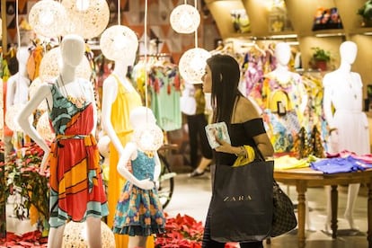 Uma jovem faz compras no shopping Pátio Paulista.