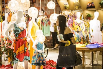 Uma jovem faz compras no shopping P&aacute;tio Paulista.