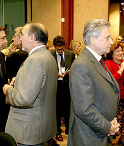 Solbes (izquierda) y Trichet, ayer poco antes de la reunión del Ecofin en Bruselas.