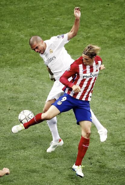 Pepe y Torres luchan por el balón.