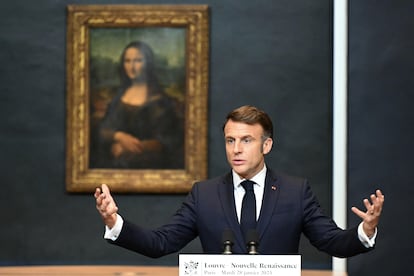 Emmanuel Macron, gestures in front of Leonardo da Vinci's masterpiece, Mona Lisa.