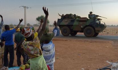 Un grupo de malienses saluda a los soldados franceses que abandonan Bamako, en 2013.